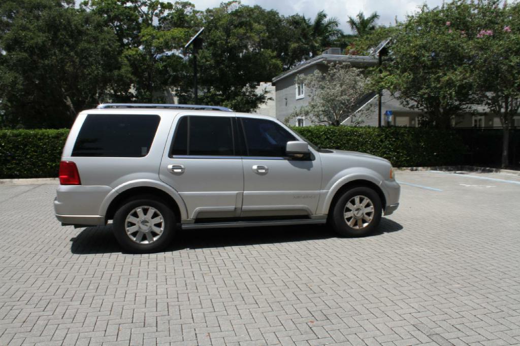 Photo 4 of this LINCOLN NAVIGATOR