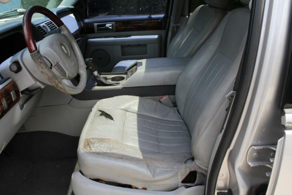 Photo 8 of this LINCOLN NAVIGATOR