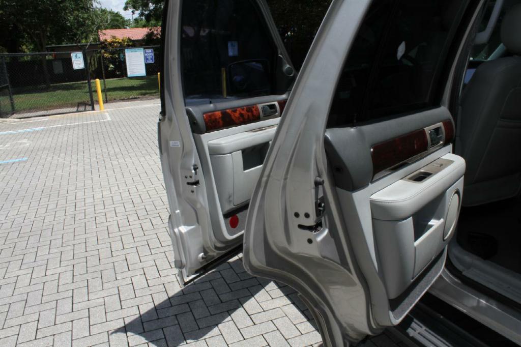 Photo 10 of this LINCOLN NAVIGATOR