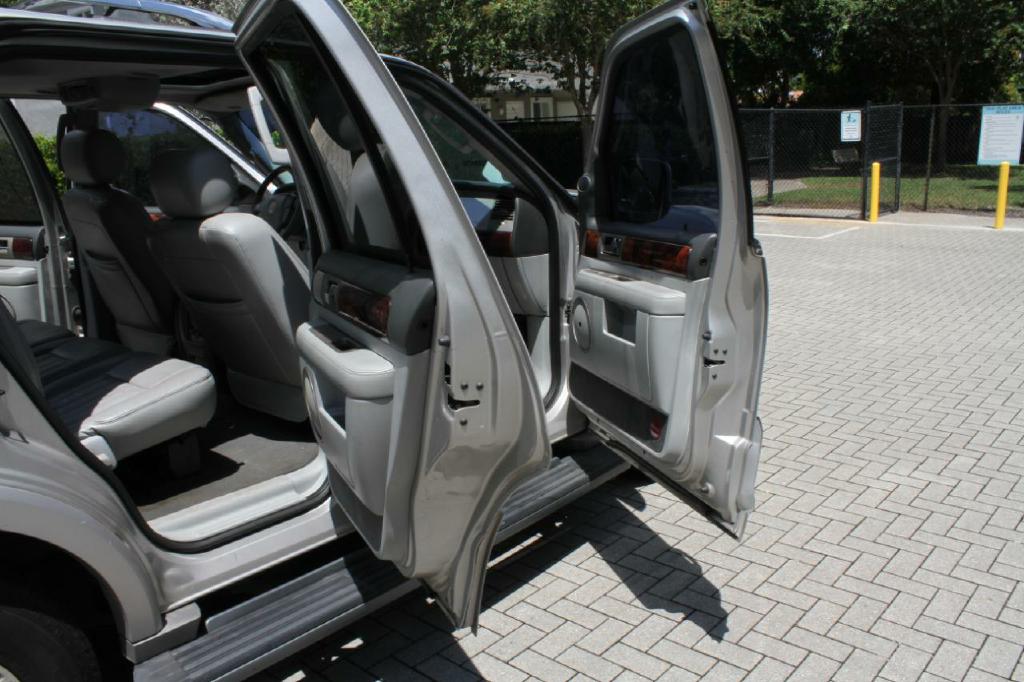 Photo 11 of this LINCOLN NAVIGATOR