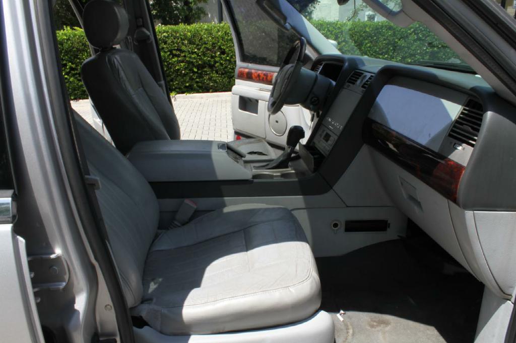 Photo 13 of this LINCOLN NAVIGATOR