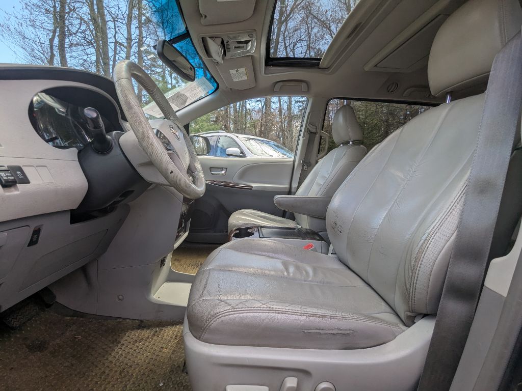 Photo 6 of this TOYOTA SIENNA