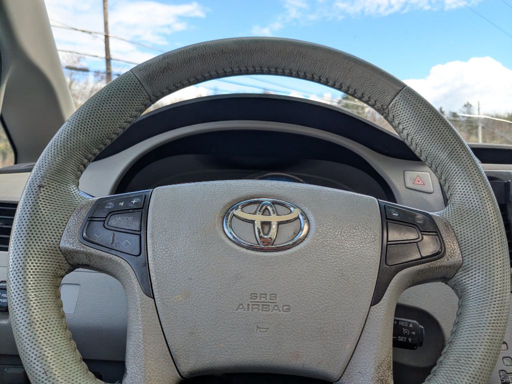 Photo 10 of this TOYOTA SIENNA
