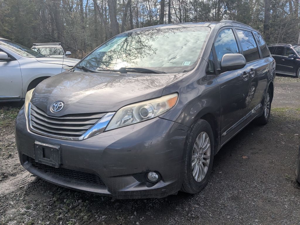 Photo 2 of this TOYOTA SIENNA