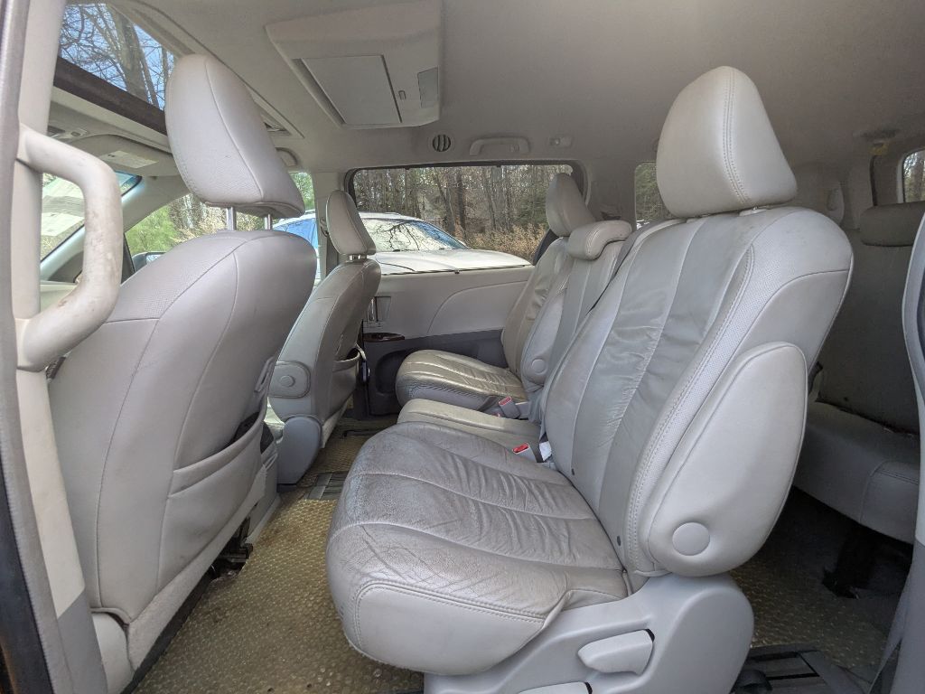 Photo 7 of this TOYOTA SIENNA