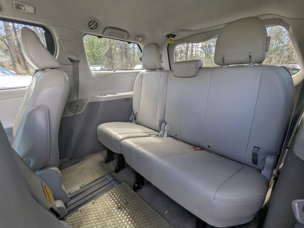 Photo 8 of this TOYOTA SIENNA