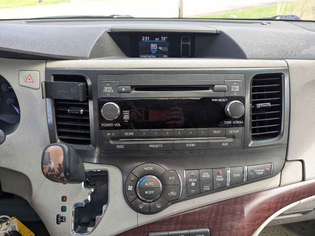 Photo 11 of this TOYOTA SIENNA