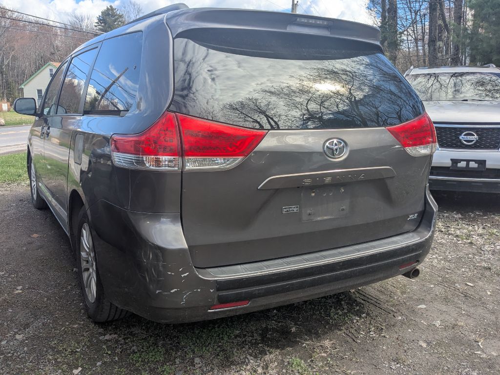 Photo 3 of this TOYOTA SIENNA