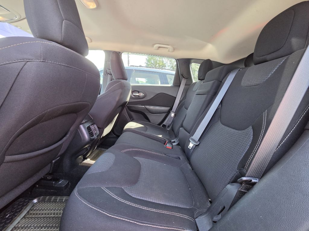 Photo 8 of this JEEP CHEROKEE