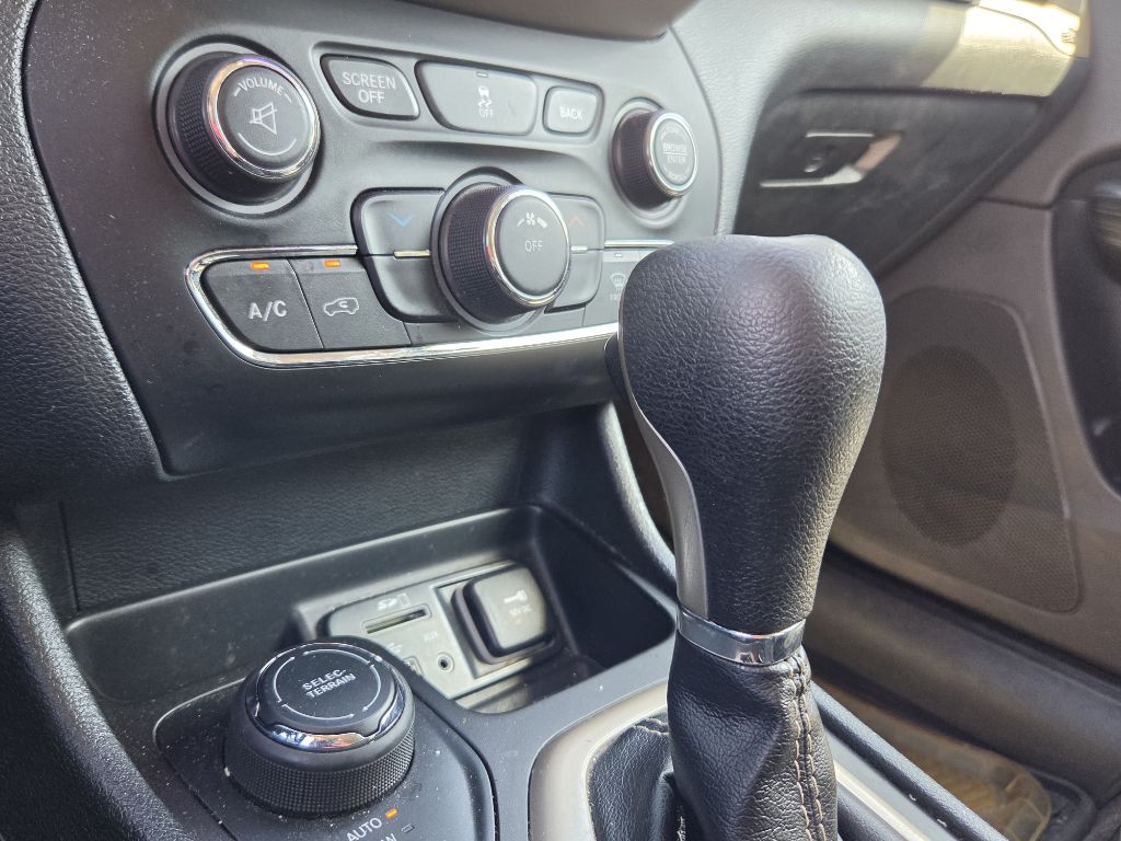 Photo 13 of this JEEP CHEROKEE