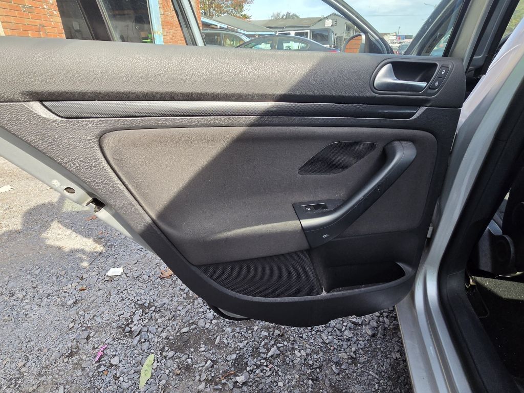 Photo 7 of this VOLKSWAGEN JETTA