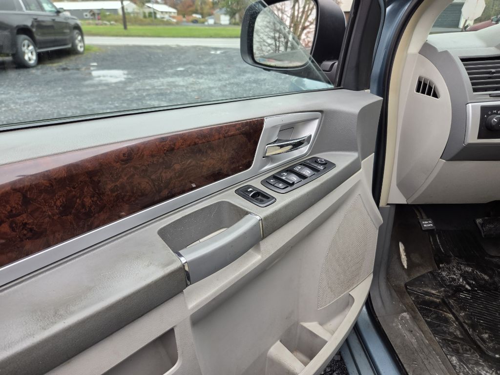 Photo 9 of this CHRYSLER TOWN & COUNTRY