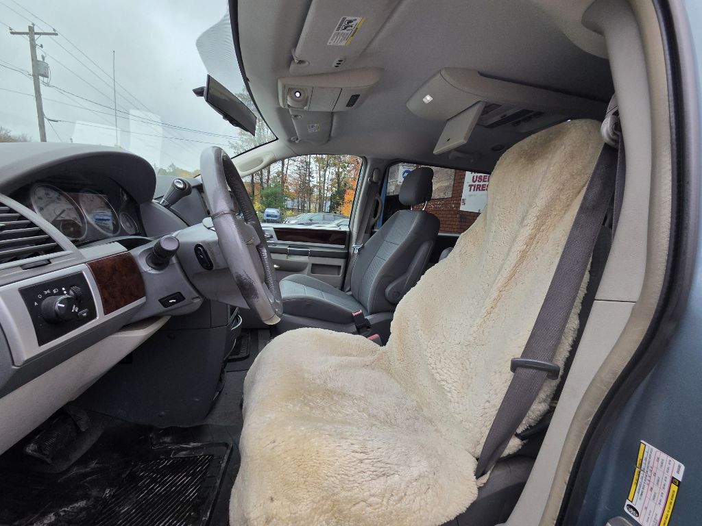 Photo 10 of this CHRYSLER TOWN & COUNTRY