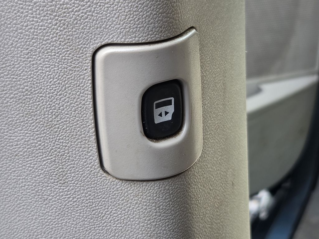 Photo 14 of this CHRYSLER TOWN & COUNTRY