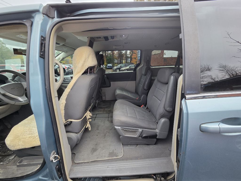Photo 11 of this CHRYSLER TOWN & COUNTRY