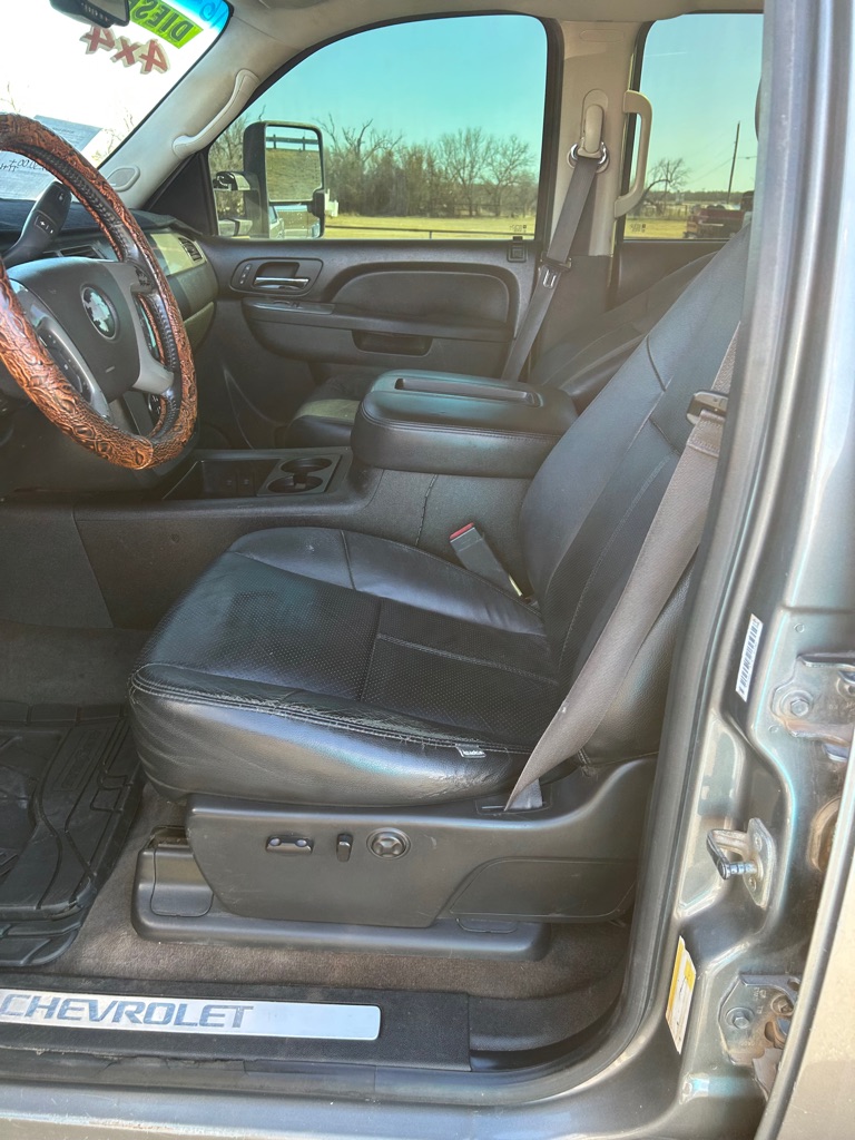 Photo 8 of this CHEVROLET SILVERADO 2500