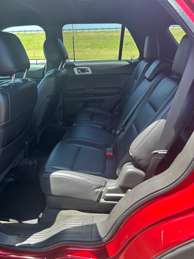 Photo 6 of this FORD EXPLORER