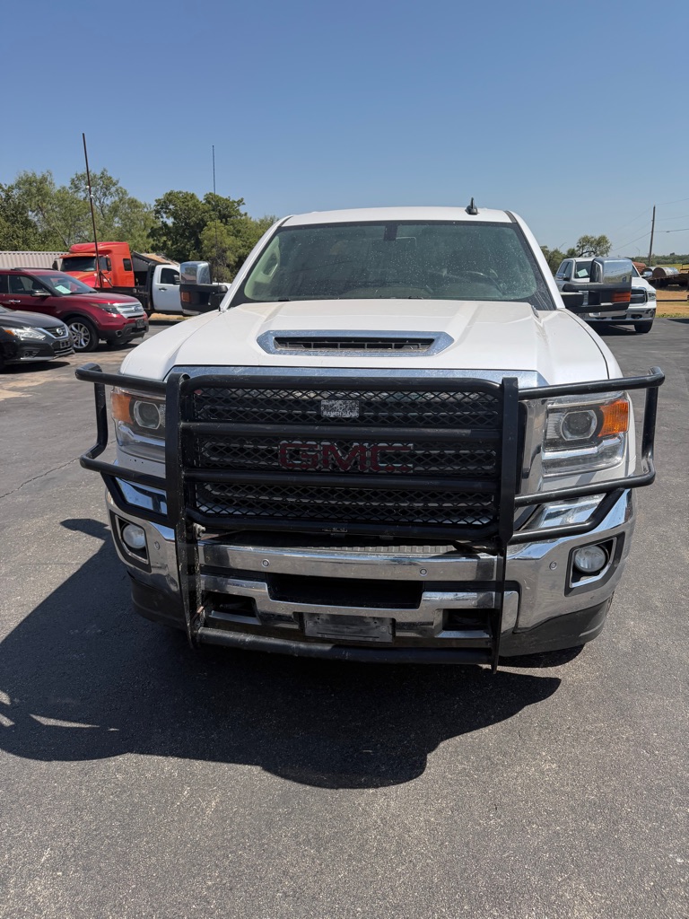 Photo 2 of this GMC SIERRA