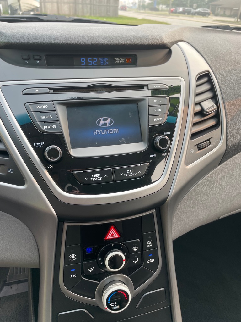 Photo 10 of this HYUNDAI ELANTRA