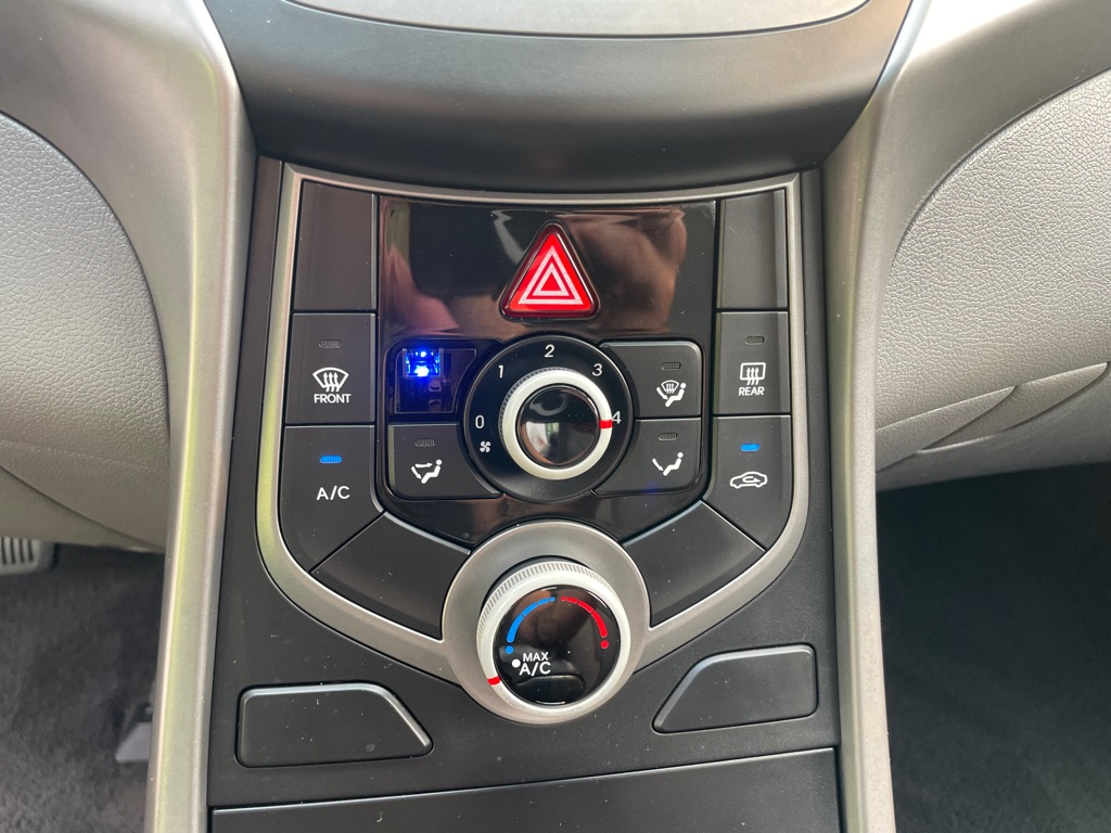 Photo 15 of this HYUNDAI ELANTRA