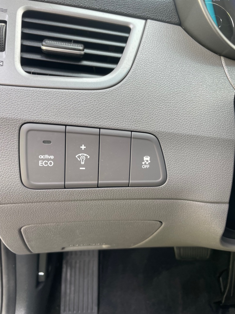 Photo 12 of this HYUNDAI ELANTRA