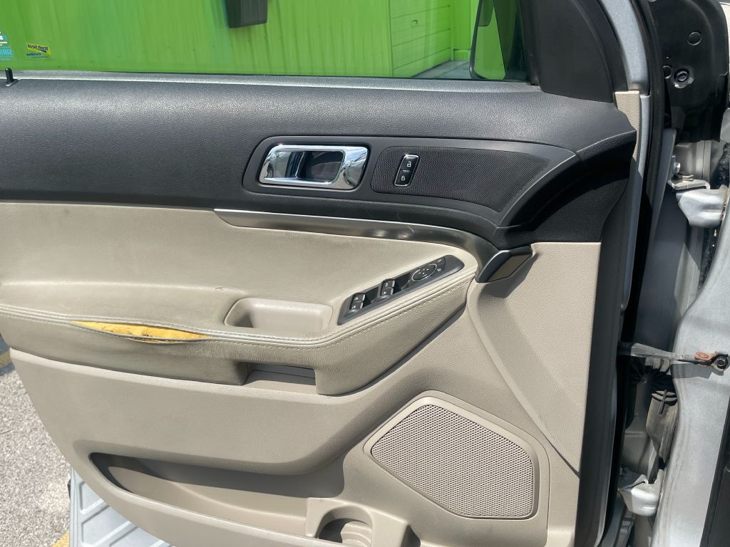 Photo 15 of this FORD EXPLORER