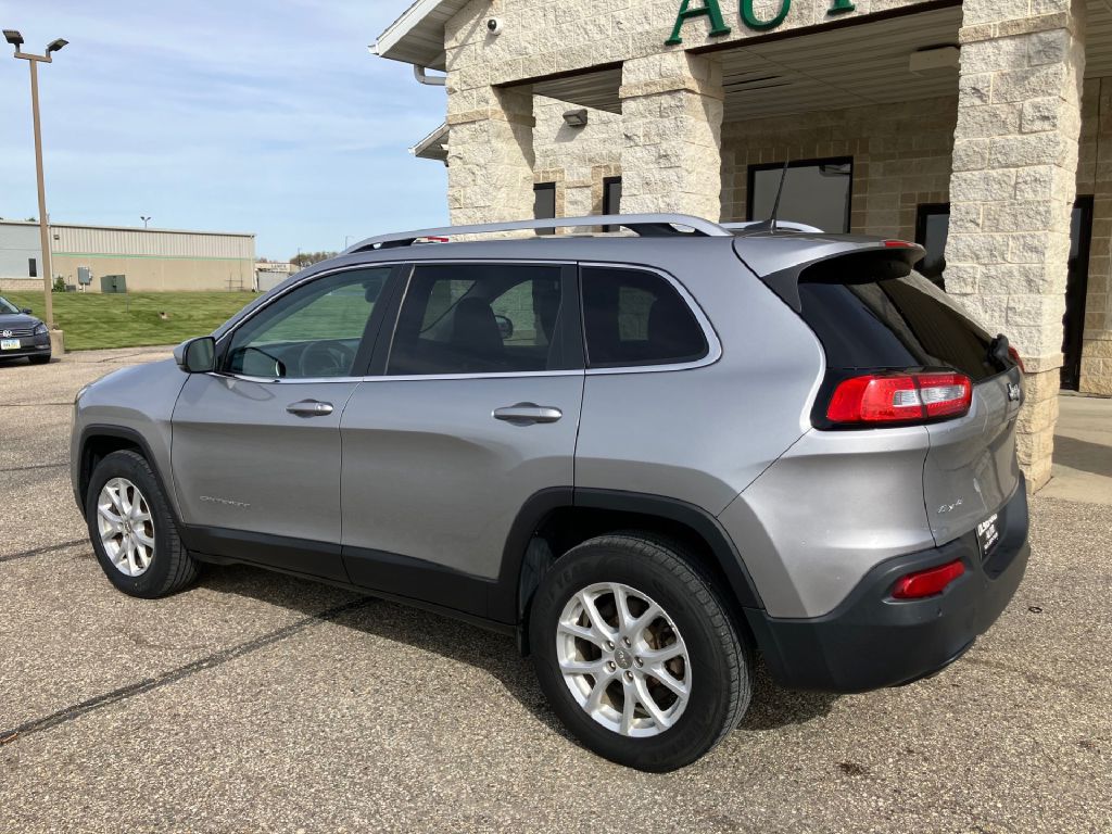 Photo 4 of this JEEP CHEROKEE