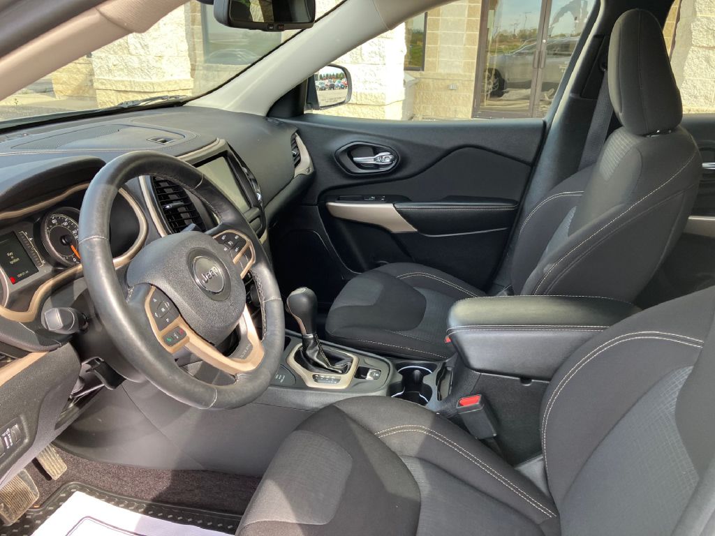 Photo 7 of this JEEP CHEROKEE