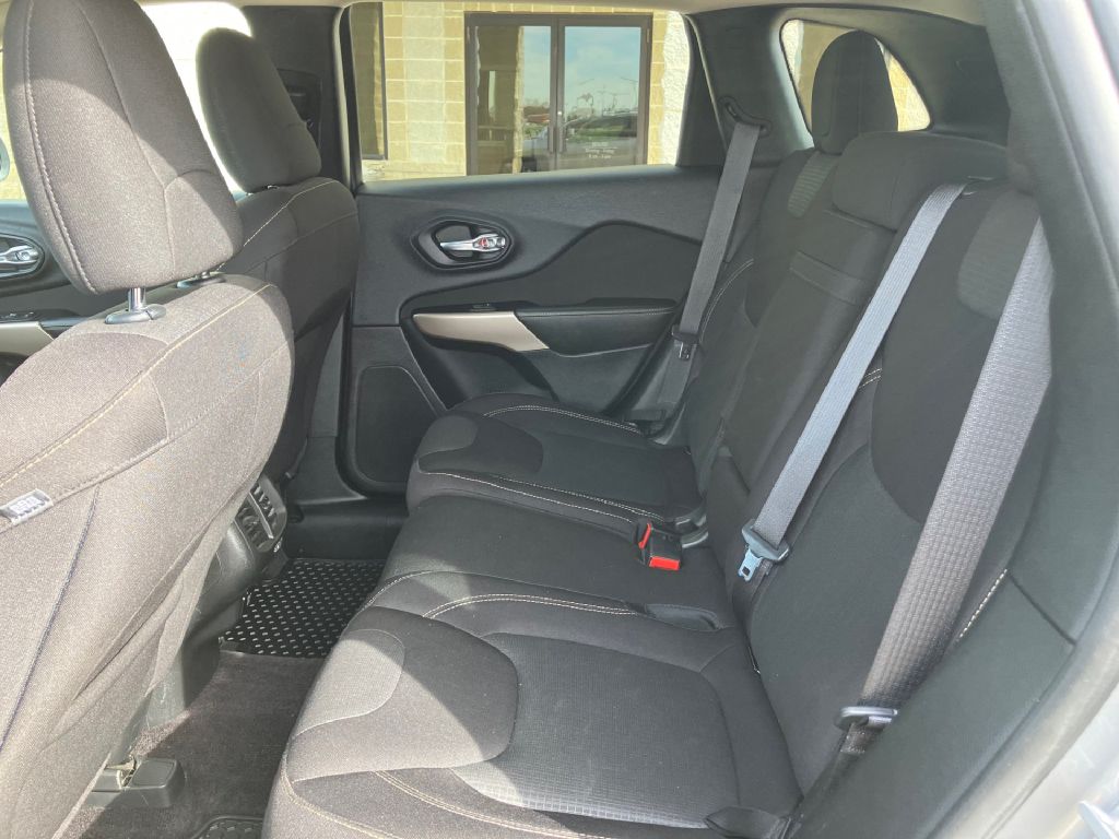 Photo 9 of this JEEP CHEROKEE