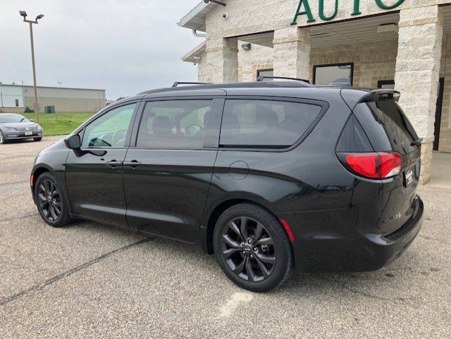 Photo 4 of this CHRYSLER PACIFICA