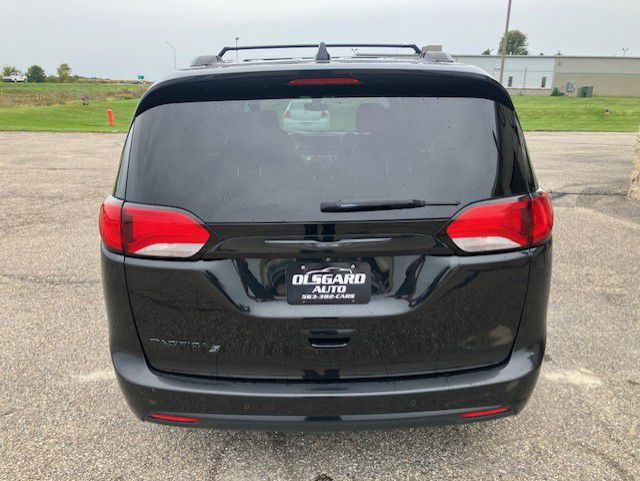 Photo 8 of this CHRYSLER PACIFICA