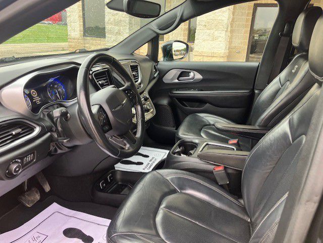 Photo 9 of this CHRYSLER PACIFICA