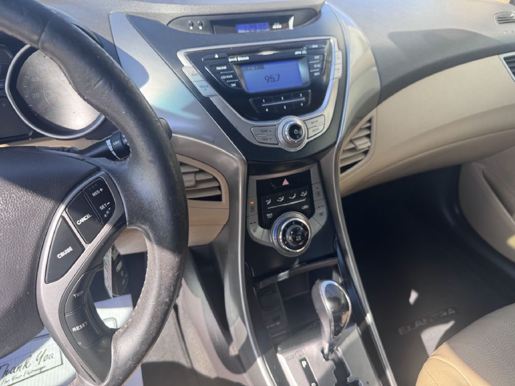 Photo 8 of this HYUNDAI ELANTRA