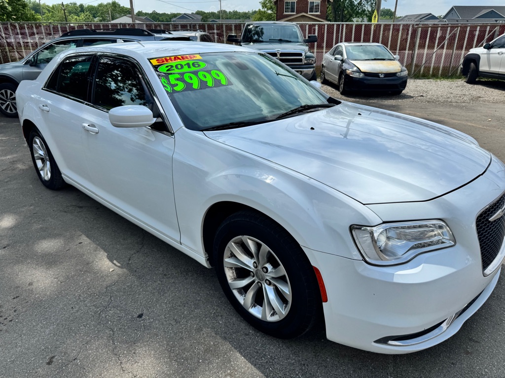 2016 Chrysler 300 Limited's photo