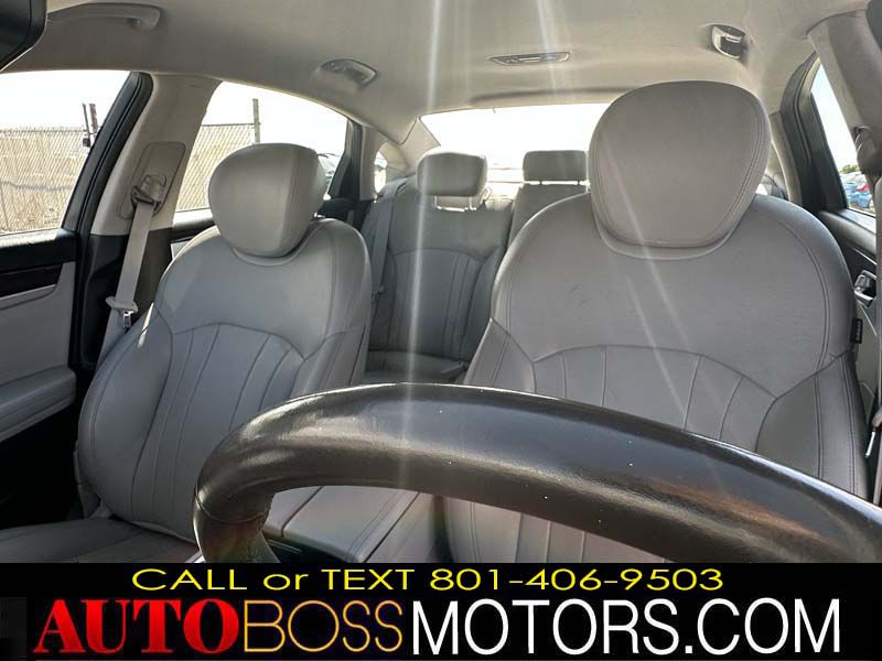 Photo 7 of this HYUNDAI GENESIS