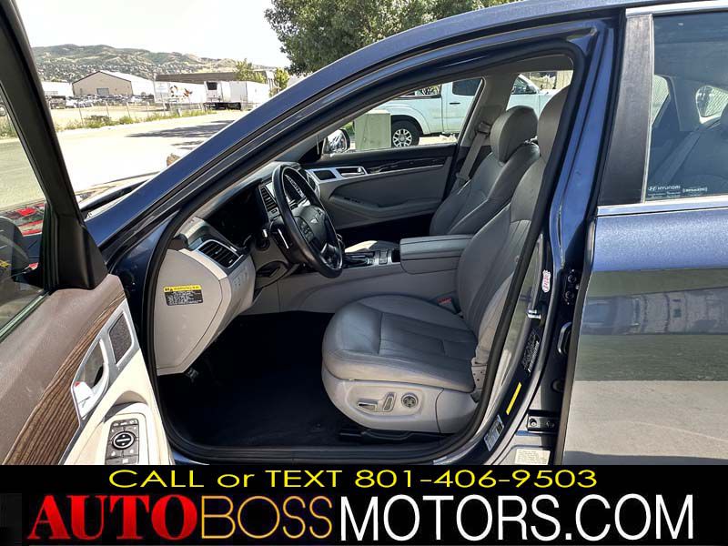 Photo 26 of this HYUNDAI GENESIS