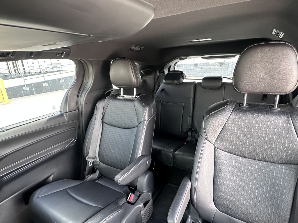 Photo 14 of this TOYOTA SIENNA