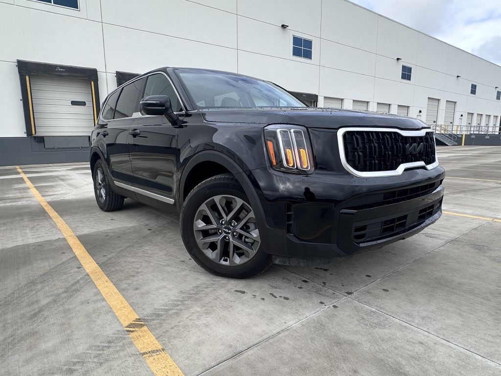 Photo 2 of this KIA TELLURIDE