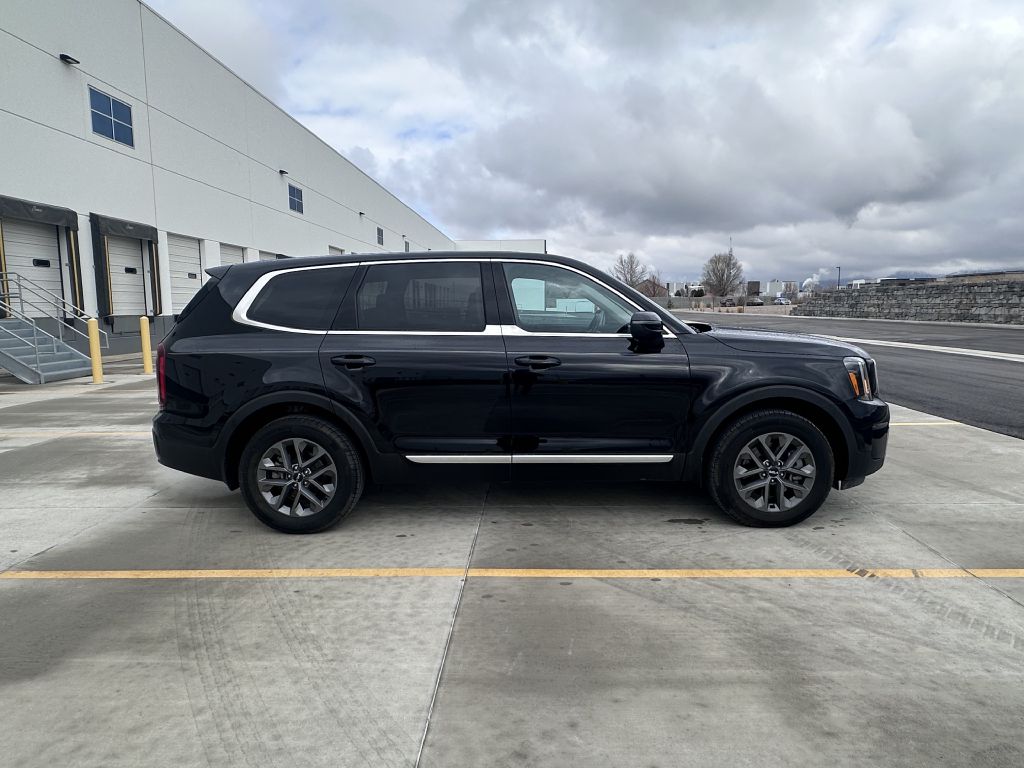 Photo 3 of this KIA TELLURIDE