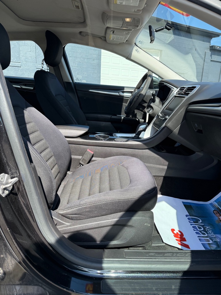 Photo 14 of this FORD FUSION