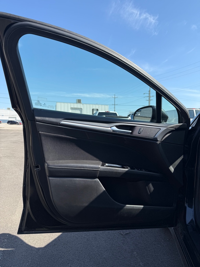 Photo 12 of this FORD FUSION