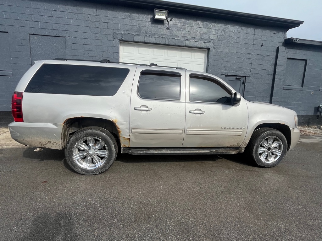 Photo 2 of this CHEVROLET SUBURBAN