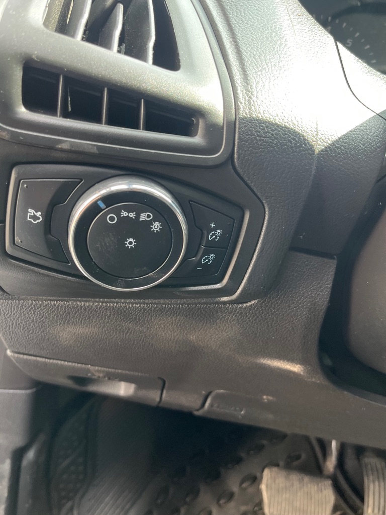 Photo 11 of this FORD FOCUS