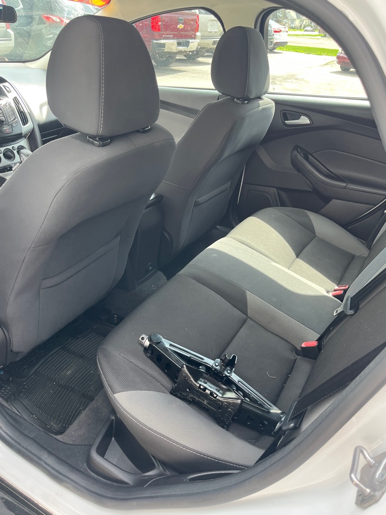 Photo 8 of this FORD FOCUS