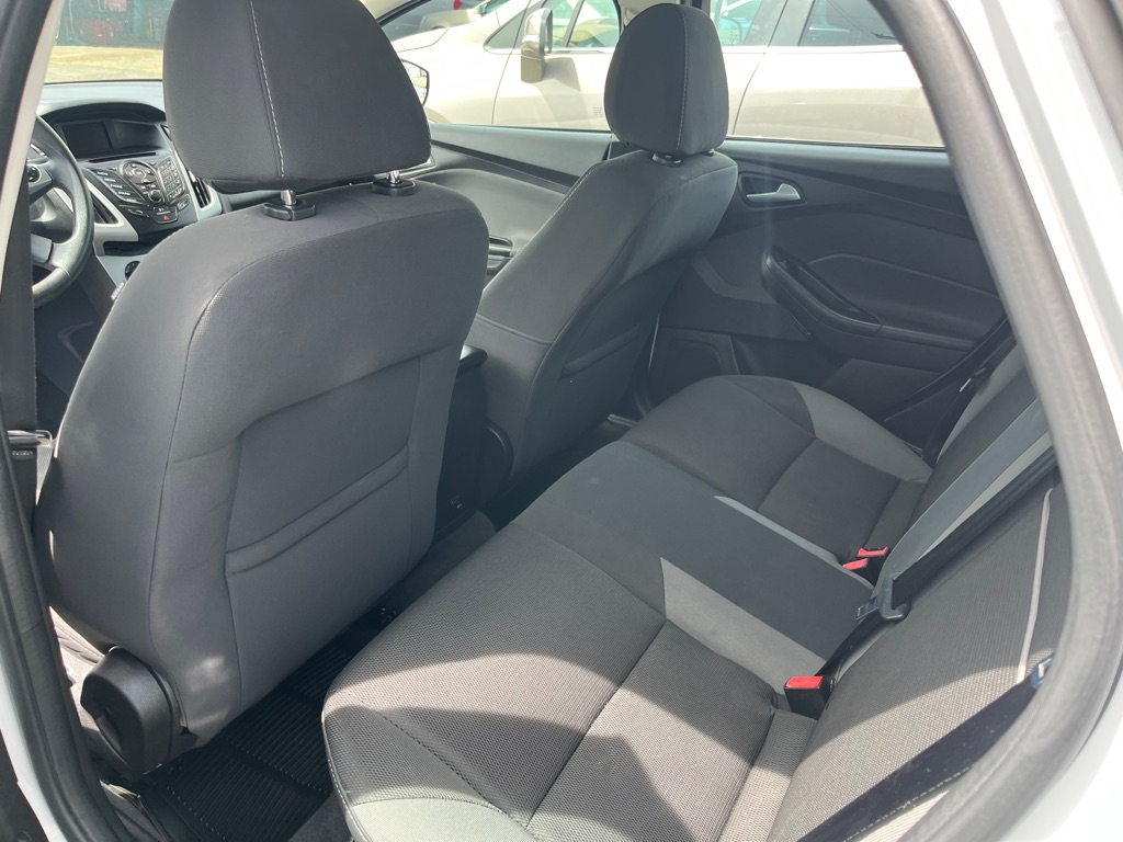 Photo 23 of this FORD FOCUS