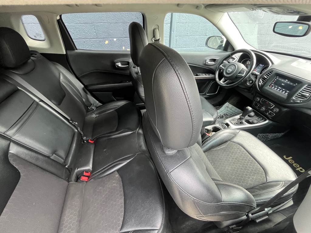 Photo 17 of this JEEP COMPASS