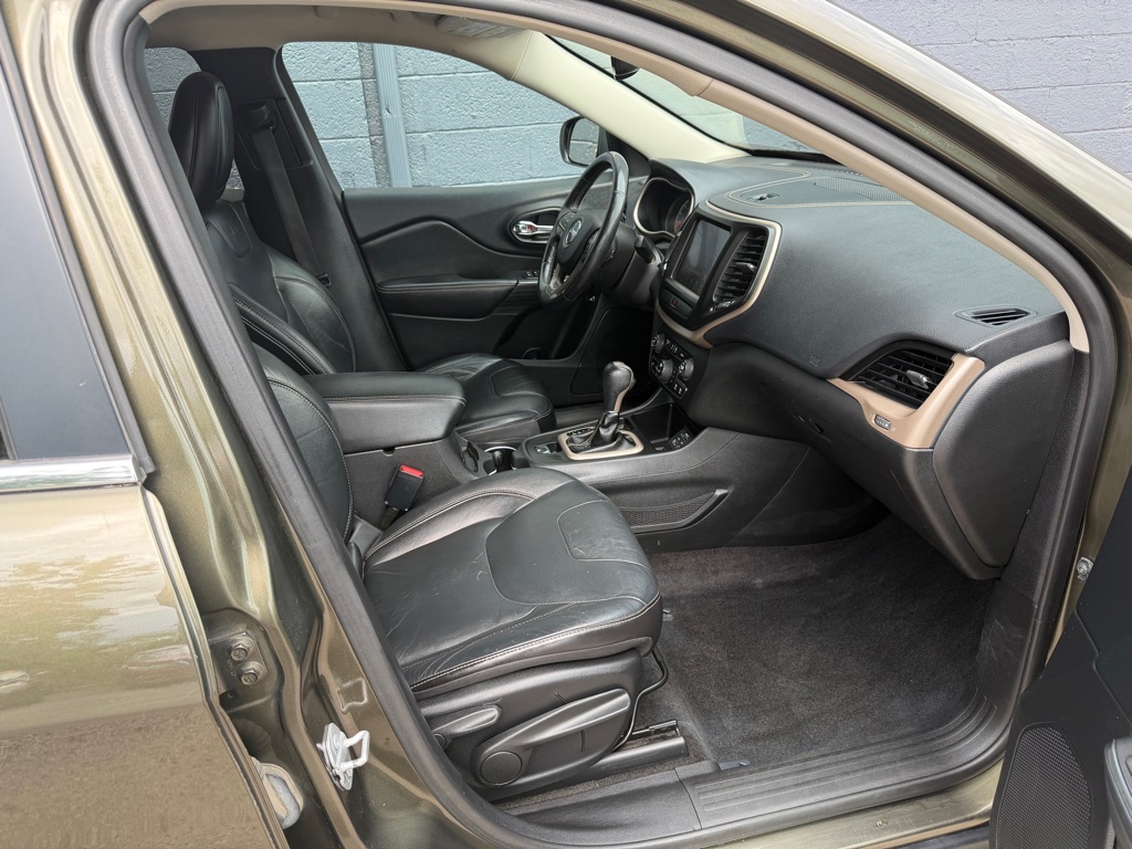 Photo 11 of this JEEP CHEROKEE