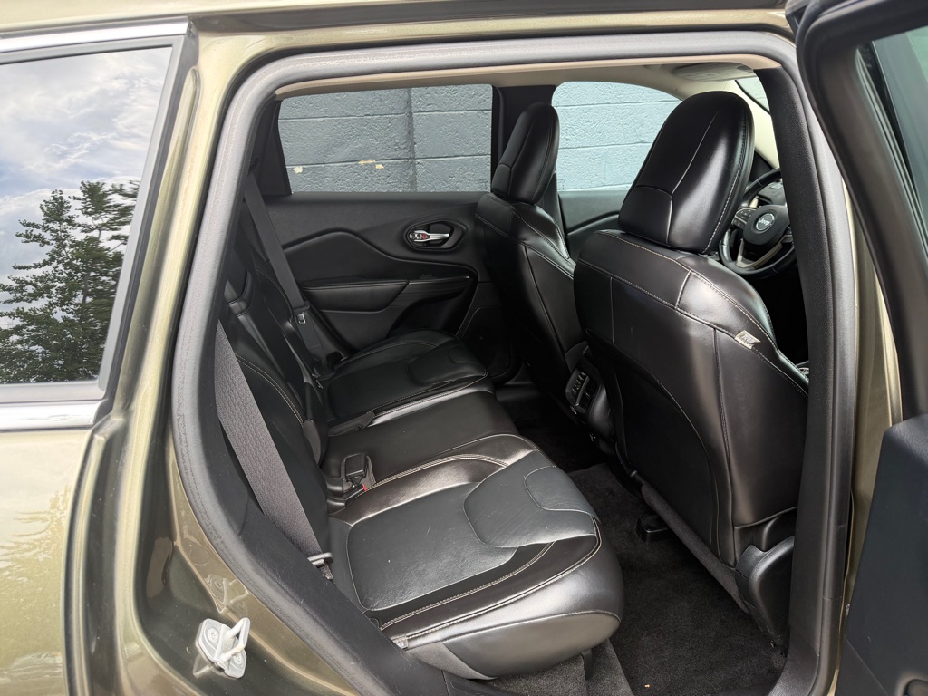 Photo 13 of this JEEP CHEROKEE