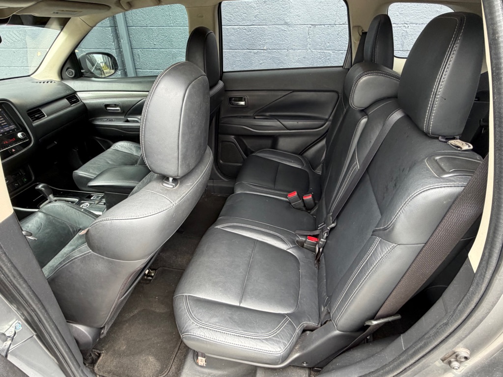 Photo 10 of this MITSUBISHI OUTLANDER