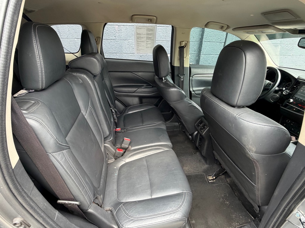 Photo 13 of this MITSUBISHI OUTLANDER